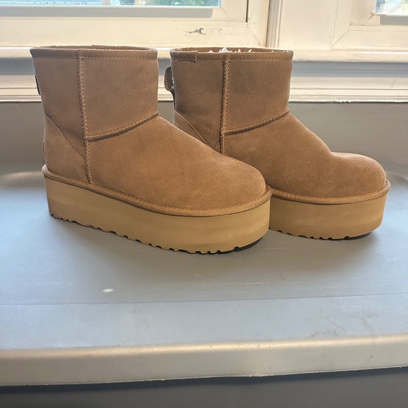 UGG Classic Mini Platform Boot Chestnut color - Picture 1 of 8